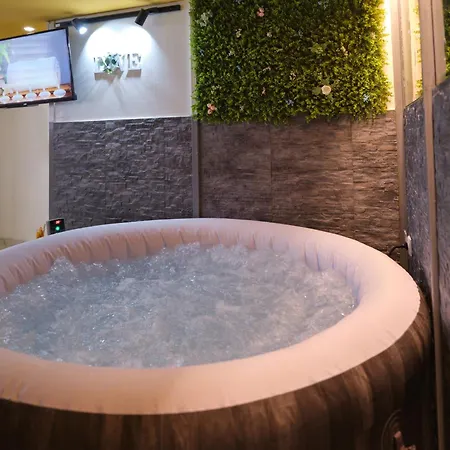 - Jacuzzi - Tvrdava 特拉夫尼克